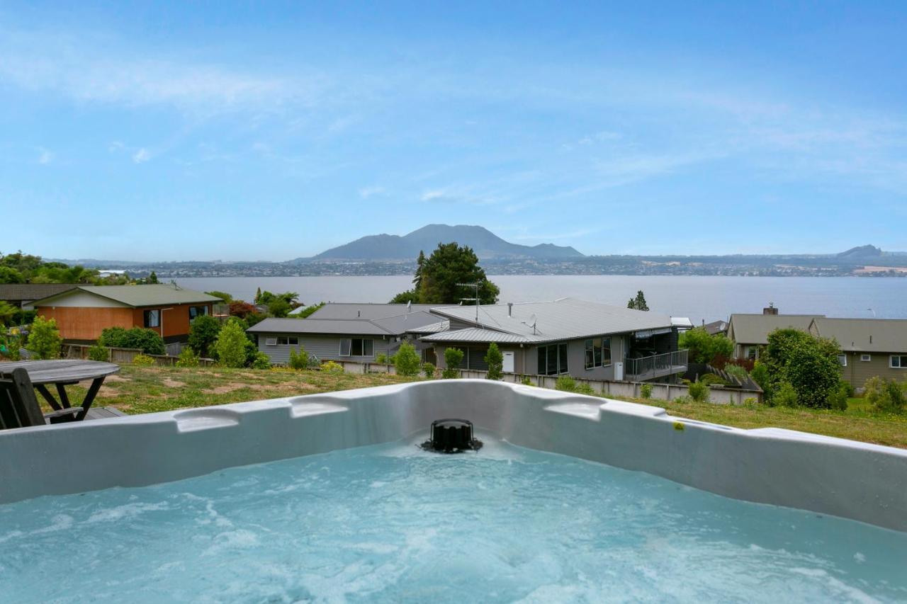 Acacia Bay Bach - Views, Spa & Serenity - Tauposee Exterior foto
