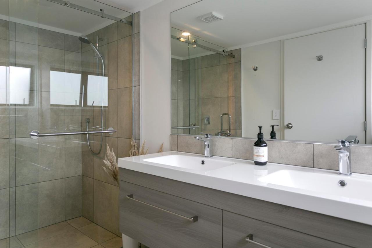 Acacia Bay Bach - Views, Spa & Serenity - Tauposee Exterior foto